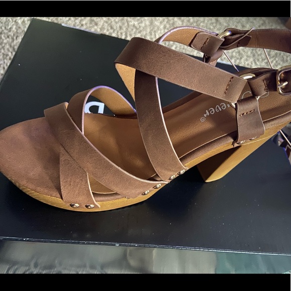 New- Brown Wedges - Picture 5 of 7
